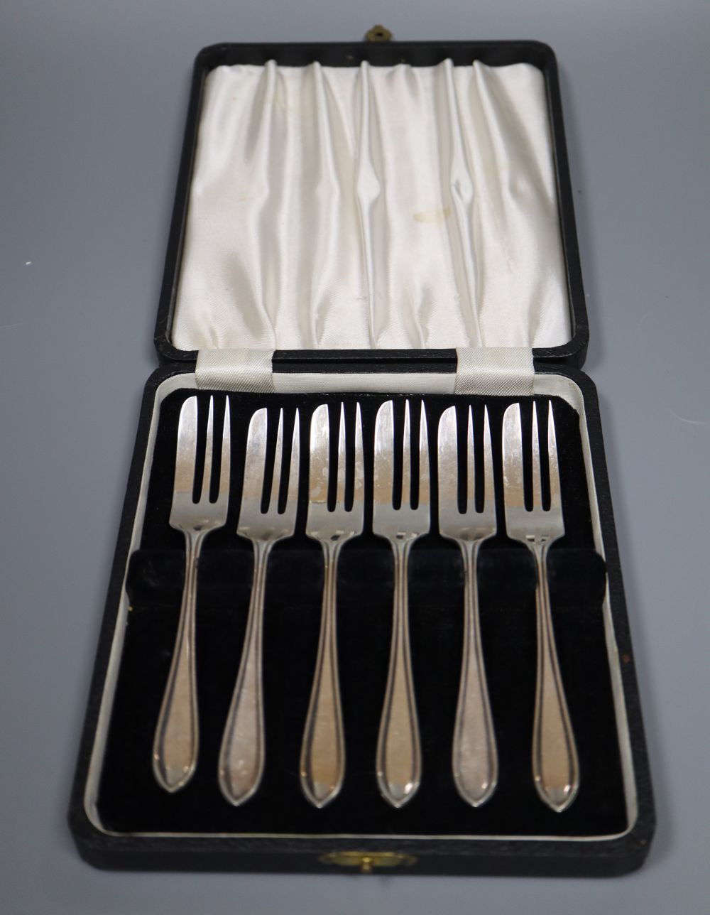 A pair of Continental silver grape scissors, a cased set of six silver cake forks and sundry items